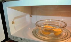 Легкий способ очистить микроволновую печь с помощью лимона