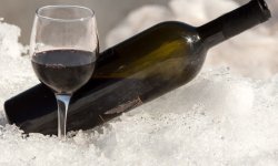 Способы быстро охладить вино в домашних условиях и вне дома