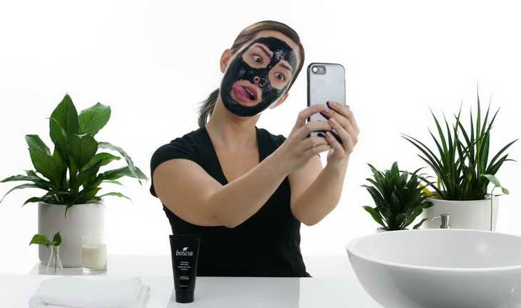 как наносить черную маску на лицо