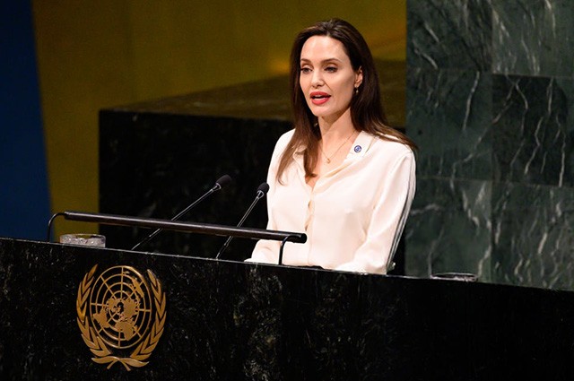 Анджелина Джоли Принимает Ванну – Лазурный Берег (2020)